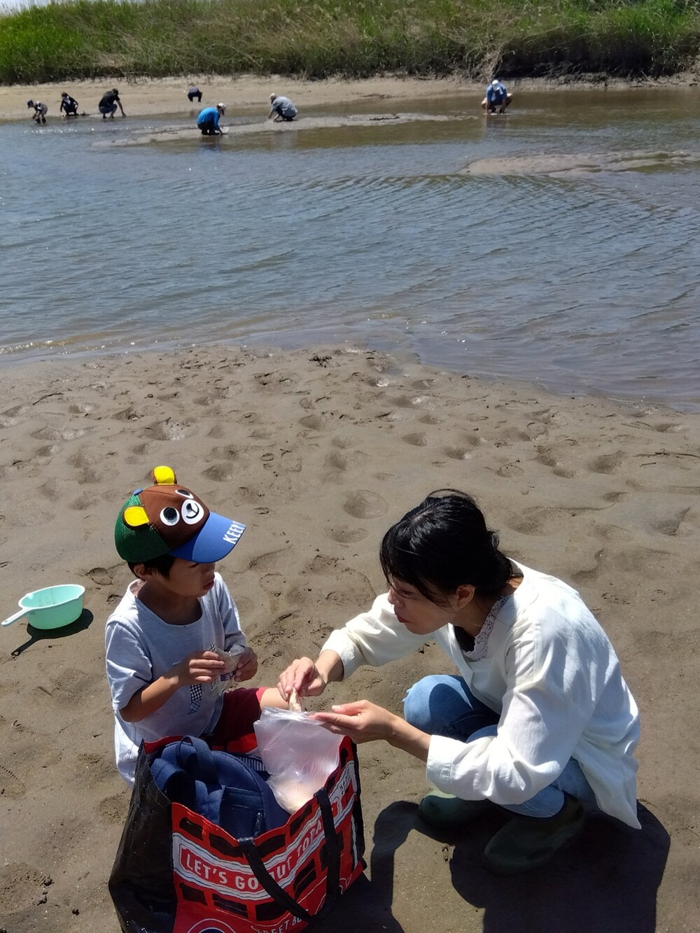 ピンク系のTシャツ/カットソー、グリーン系のその他パンツ、ブラック系のサンダルを着用したメンズの春コーディネートの2枚目の写真