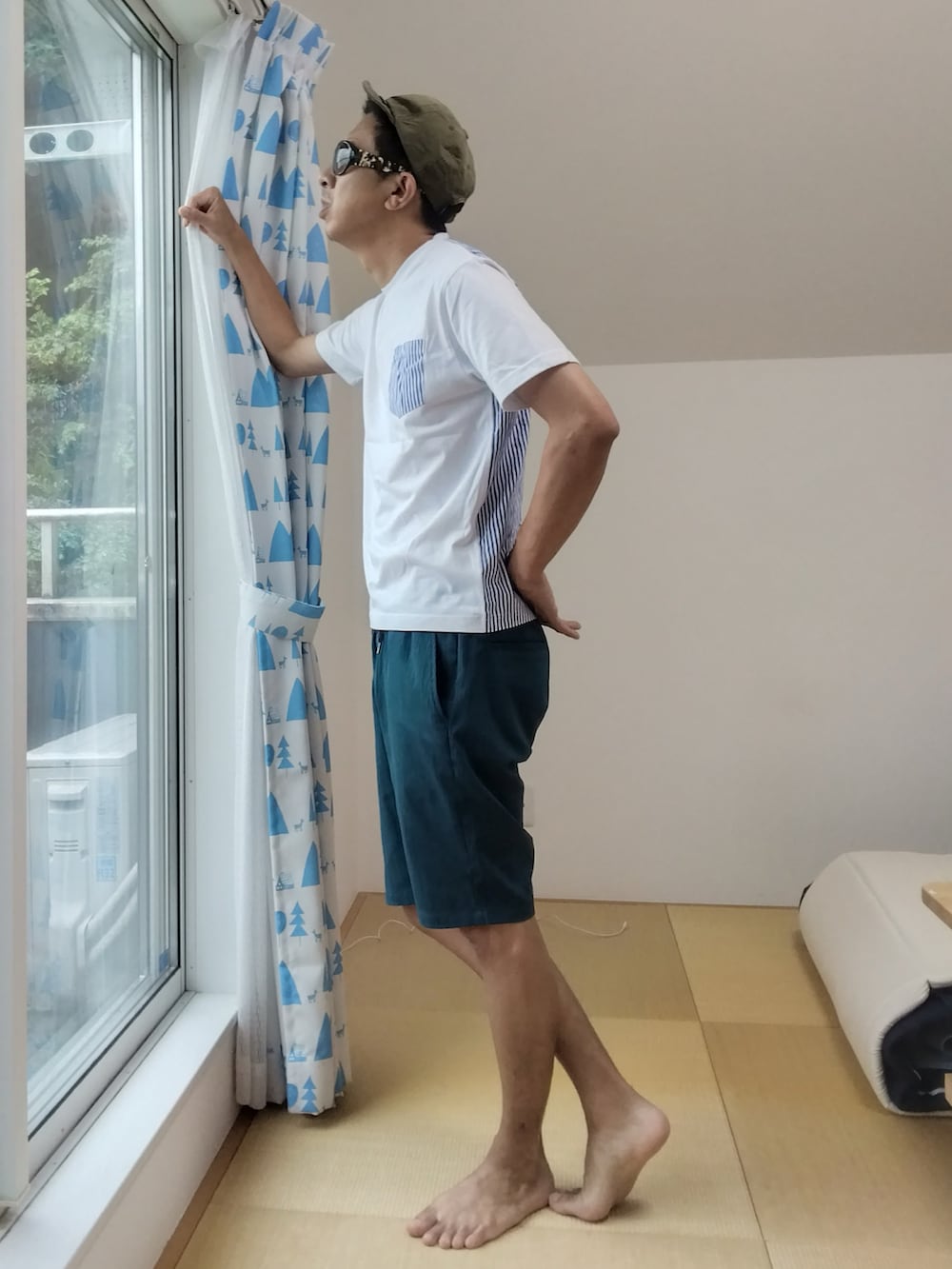 グリーン系のその他パンツ、ホワイト系のTシャツ/カットソー、グリーン系のキャップを着用したメンズの夏コーディネートの2枚目の写真