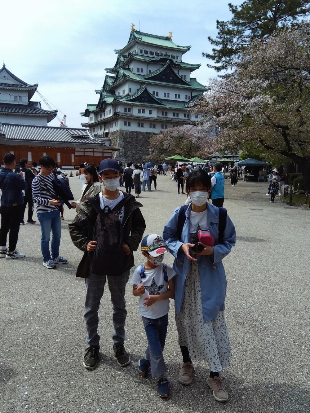 ピンク系のTシャツ/カットソー、ブルー系のデニムパンツ、ブラック系のスニーカーを着用したメンズの春コーディネートの2枚目の写真