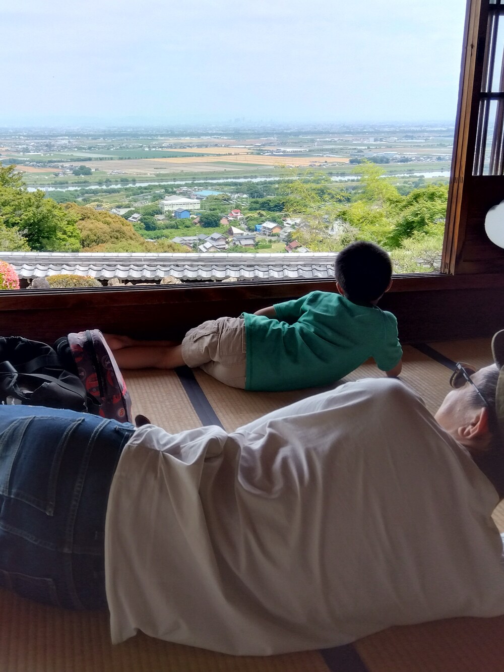ホワイト系のTシャツ/カットソー、ブルー系のデニムパンツ、ブラック系のサンダルを着用したメンズの春コーディネートの2枚目の写真