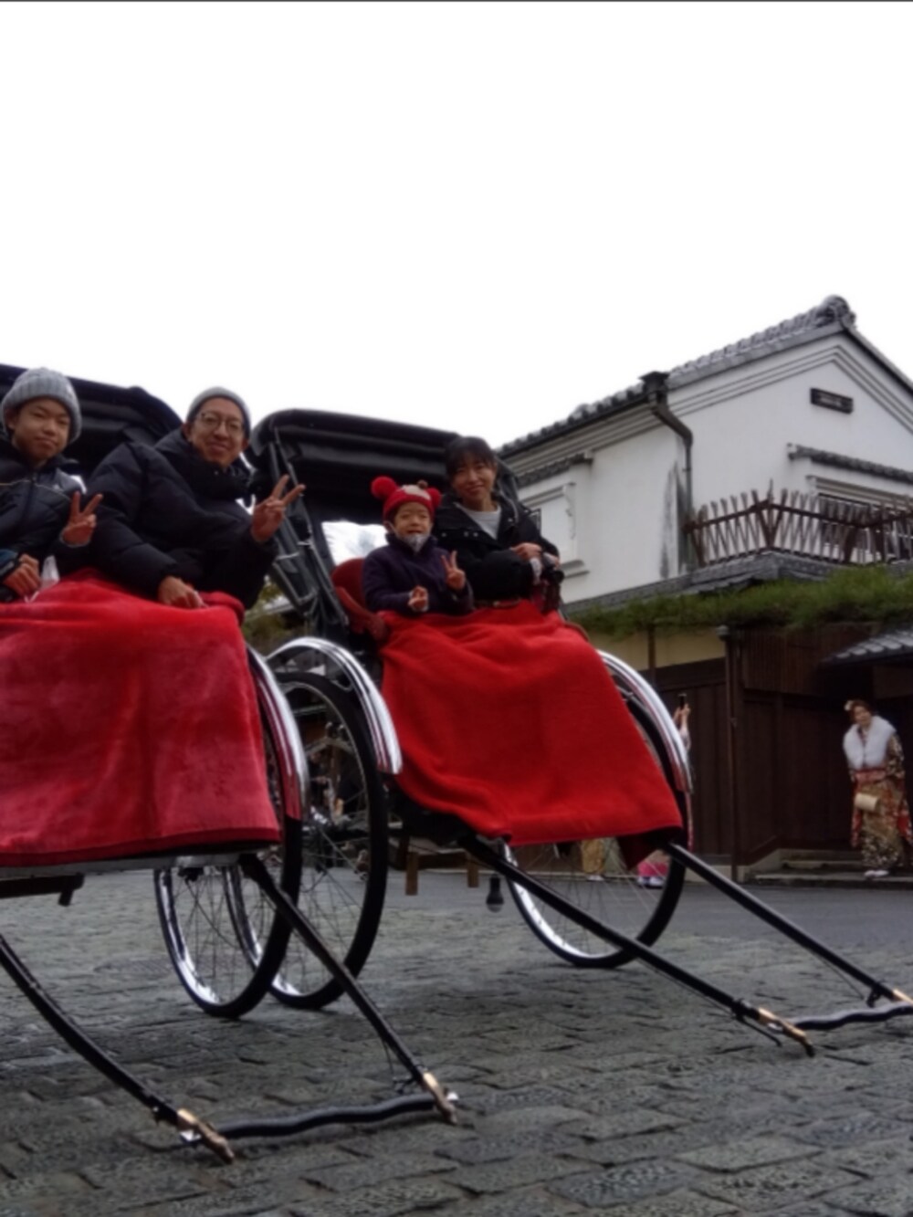 ブラック系のダウンジャケット/コート、ブラウン系のブーツ、ブルー系のデニムパンツを着用したメンズの冬コーディネートの3枚目の写真