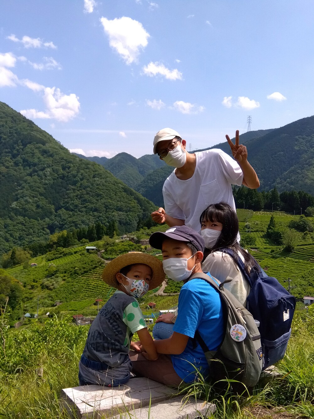 ホワイト系のTシャツ/カットソー、ブルー系のデニムパンツ、ブラック系のサンダルを着用したメンズの春コーディネートの2枚目の写真