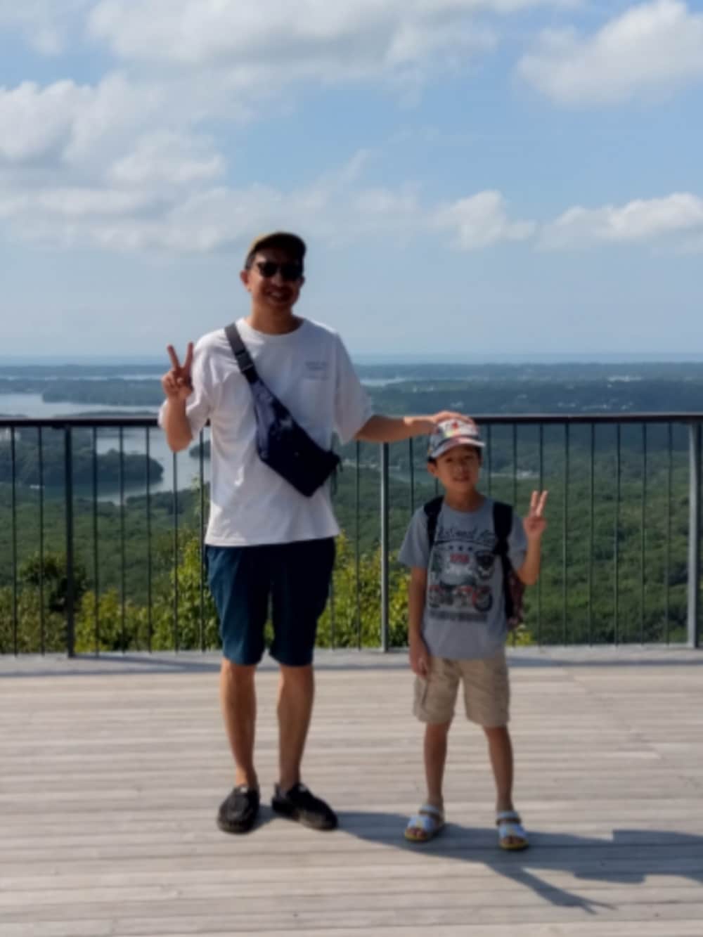 「お洒落さんとつながりたい、旅行、今日のコーデ、白Tシャツ、親子コーデ、スポーツミックス、大人カジュアル、メンズファッション、ホワイト、シンプルスタイル、いいね、save、フォローお願いします🤑、夏コーデ、シンプル、リゾートスタイル、お出かけコーデ」｜「RATTLE TRAPのバックプリントTシャツ（Tシャツ/カットソー、ホワイト系）」を使った、デニム大好きおじさん夏は白Ｔさん（メンズ・180cm）の夏コーディネートの2枚目の写真