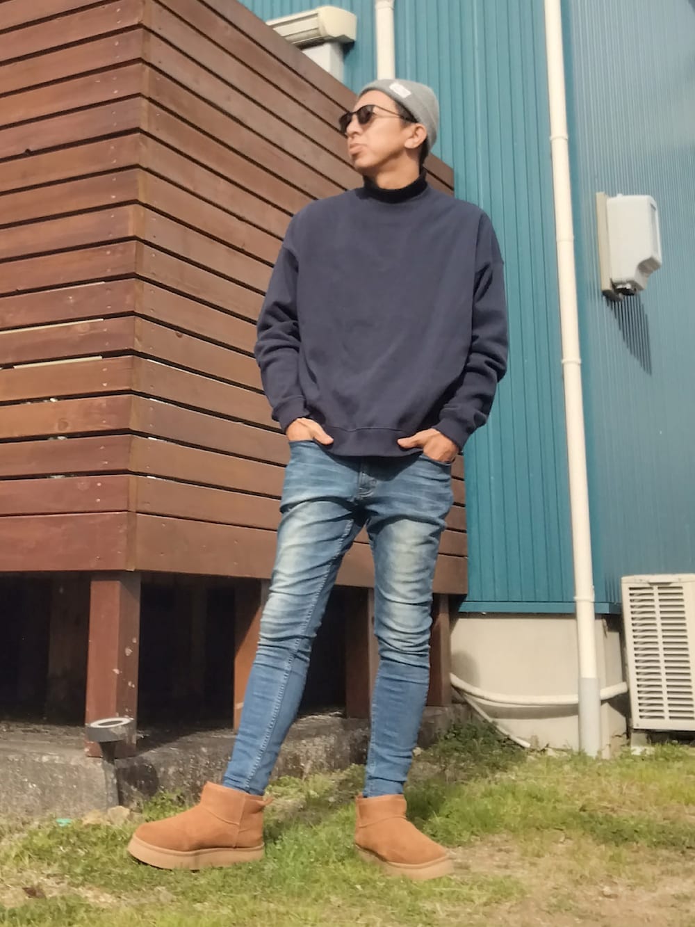 ブラウン系のブーツ、ブラック系のニット/セーター、ブルー系のスウェットを着用したメンズの冬コーディネートの2枚目の写真