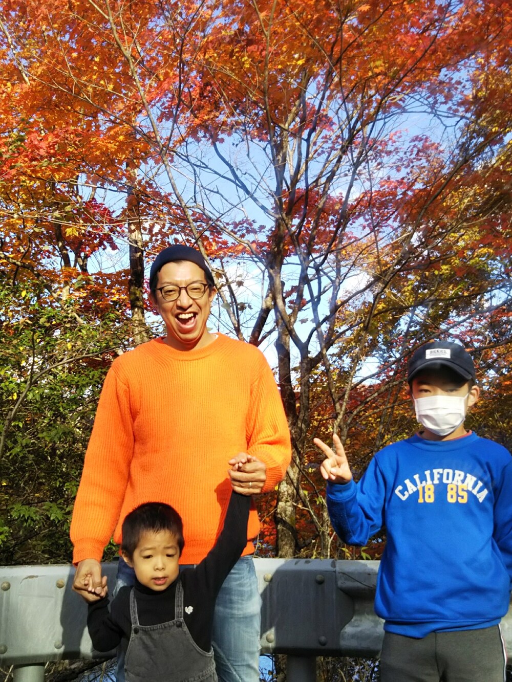 「休日スタイル、秋コーデ、ニット、デニム、紅葉、オレンジ、おしゃれさんと繋がりたい、シンプル、着回しコーデ、ニットキャップ、きれいめカジュアル、いいね、save、フォローお願いします🤑、親子コーデ、キャップ、ZOZOTOWN掲載」｜「RATTLE TRAPの7G畦編みクルーネックニット（ニット/セーター、オレンジ系）」を使った、デニム大好きおじさん夏は白Ｔさん（メンズ・180cm）の秋コーディネートの3枚目の写真