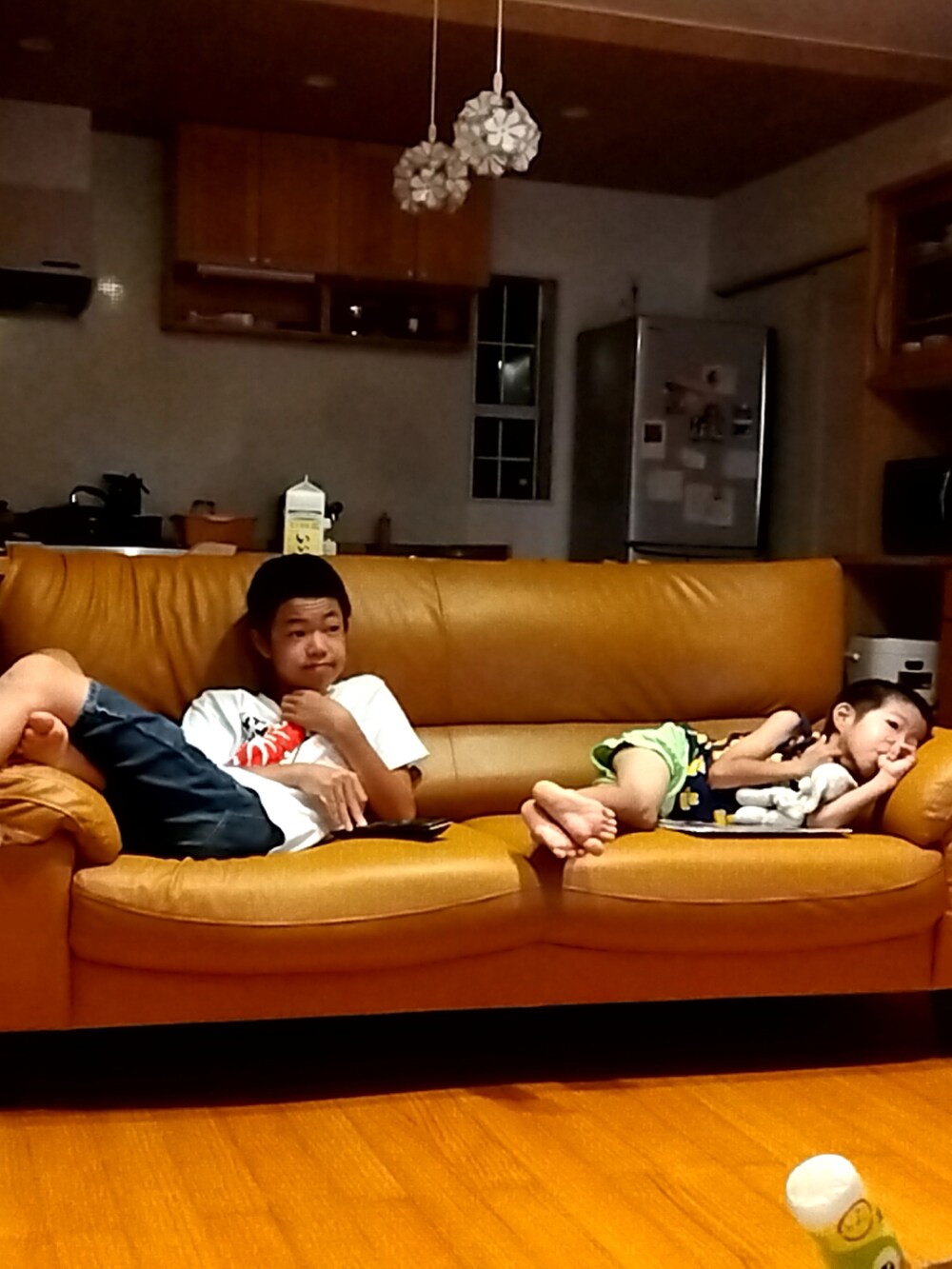 ホワイト系のTシャツ/カットソー、ブルー系のデニムパンツ、ブラック系のサンダルを着用したメンズの秋コーディネートの2枚目の写真