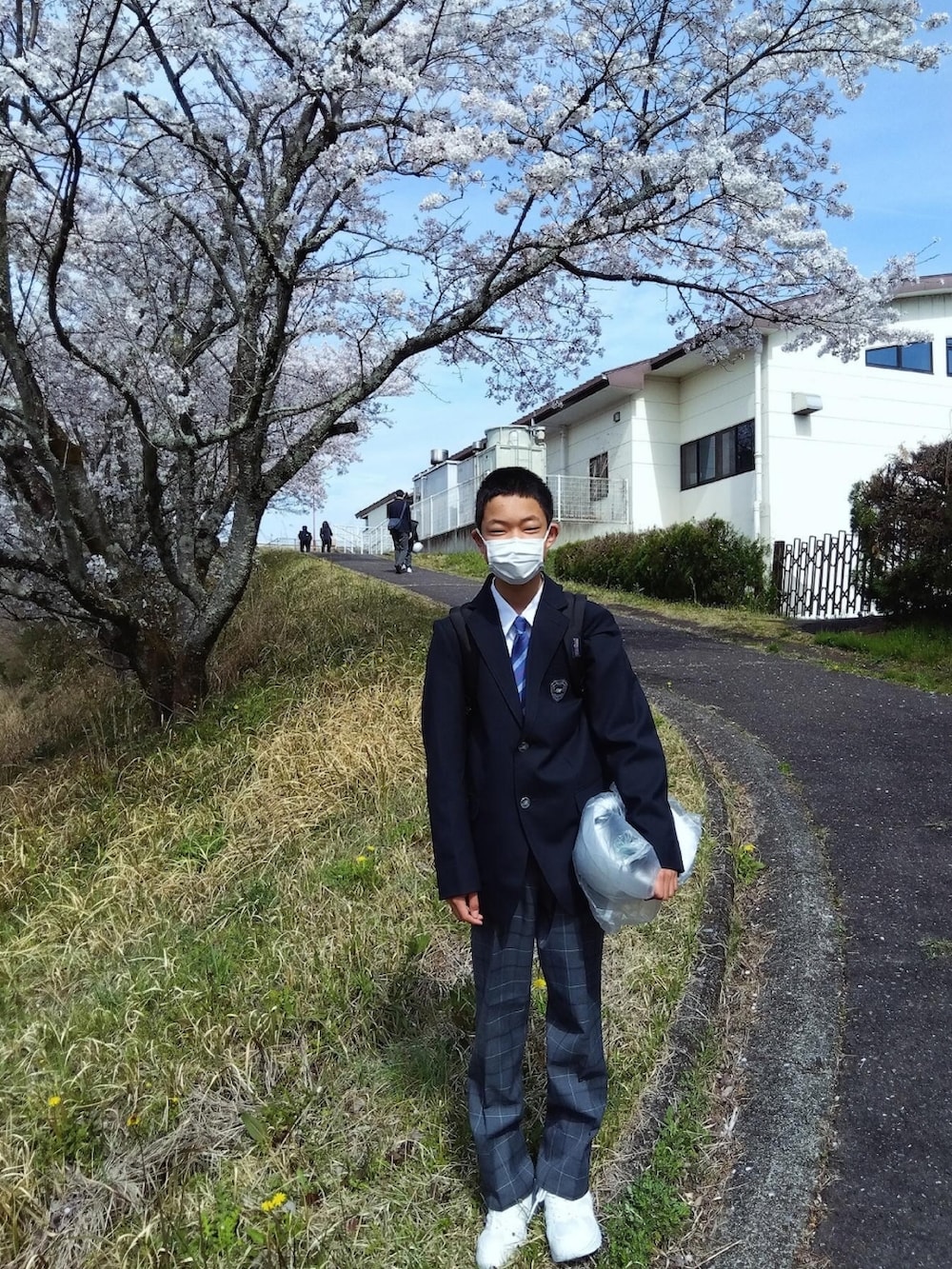 ブルー系のスーツジャケット、ブルー系のスーツパンツ、ブラック系のドレスシューズを着用したメンズの春コーディネートの2枚目の写真