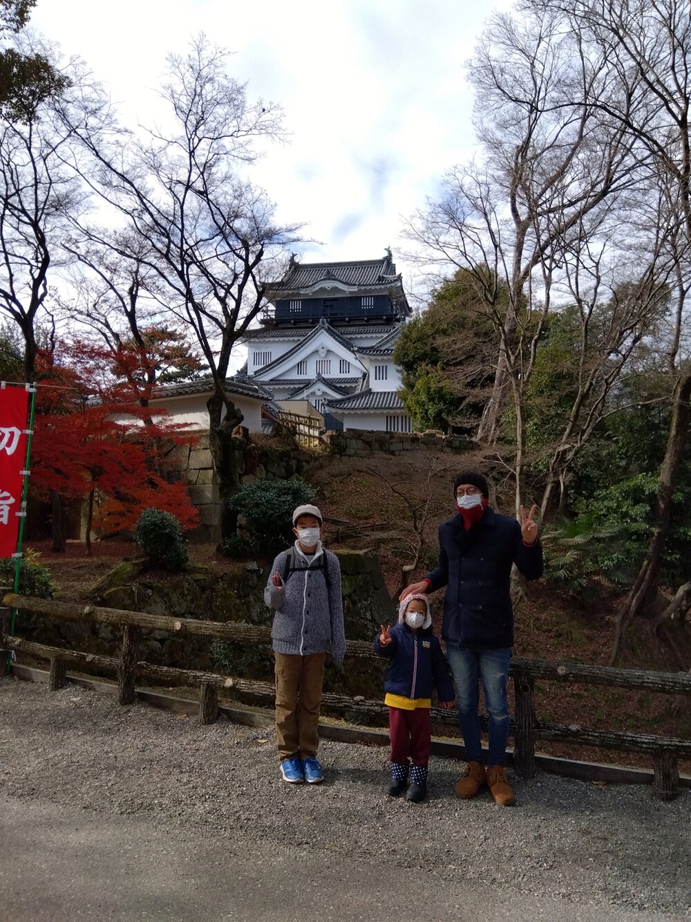 ブルー系のダウンジャケット/コート、ブルー系のデニムパンツ、ブラウン系のブーツを着用したメンズの冬コーディネートの3枚目の写真