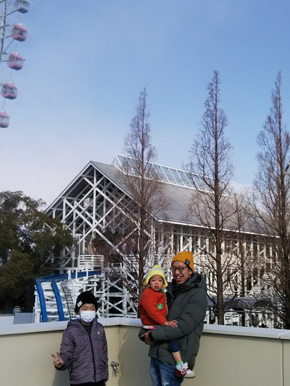 グリーン系のダウンジャケット/コート、ブルー系のデニムパンツ、ブラウン系のブーツを着用したメンズの冬コーディネートの2枚目の写真