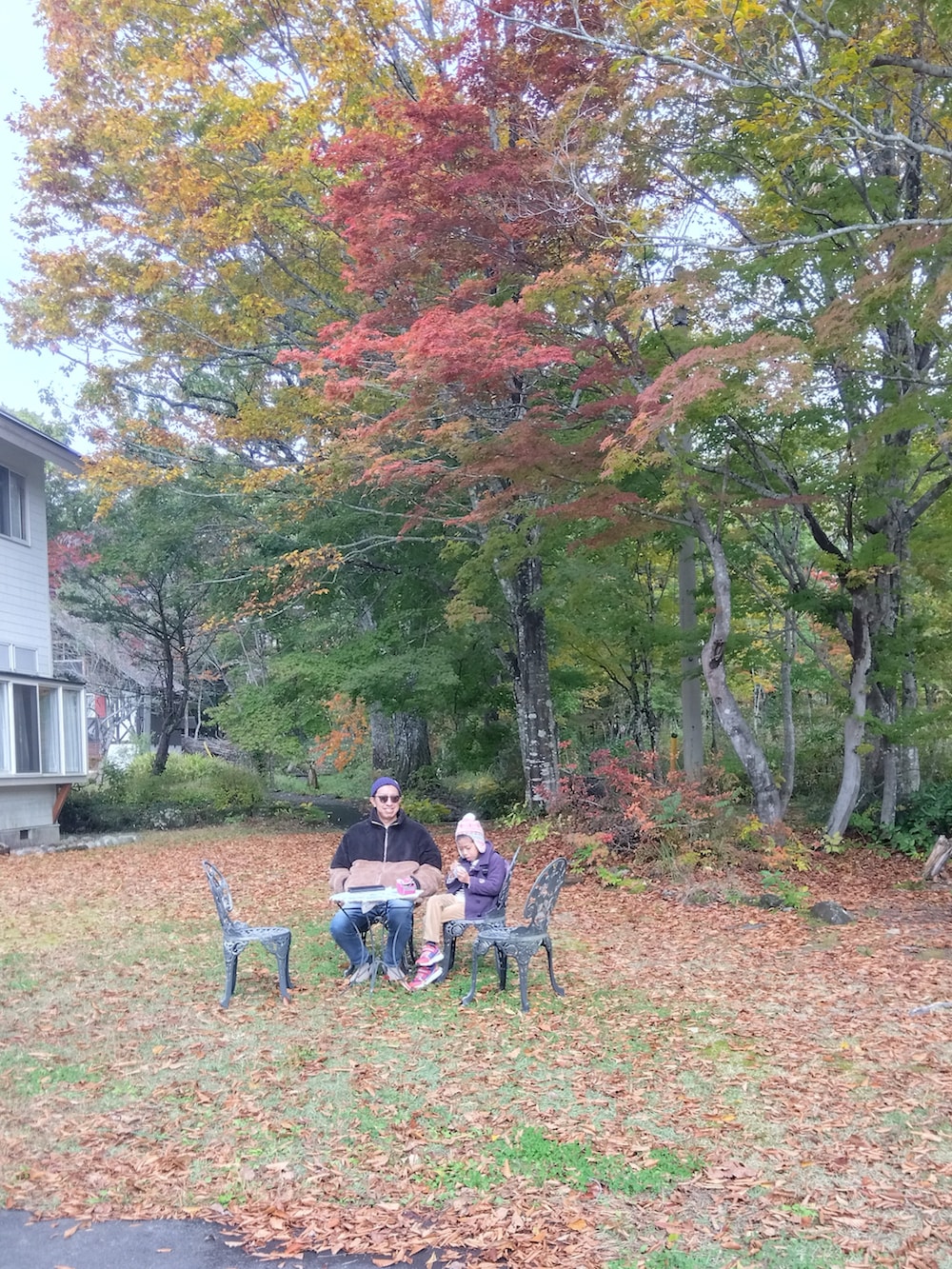 ブラック系のブルゾン、ブルー系のデニムパンツ、ベージュ系のスリッポンを着用したメンズの秋コーディネートの2枚目の写真