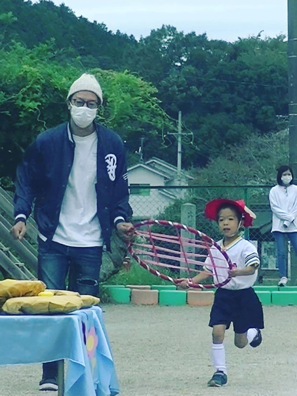イエロー系のシャツ/ブラウス、ブルー系のデニムパンツ、ホワイト系のスニーカーを着用したメンズの秋コーディネートの2枚目の写真