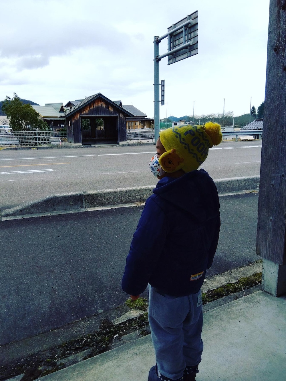 ブルー系のデニムパンツ、ブルー系のブルゾン、ベージュ系のニット/セーターを着用したメンズの冬コーディネートの2枚目の写真