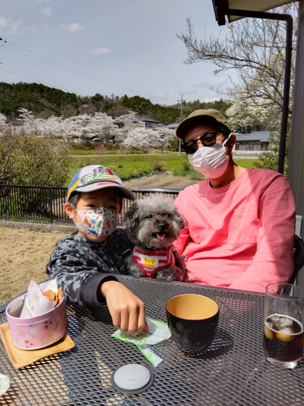 ピンク系のTシャツ/カットソー、オレンジ系のカーディガン/ボレロ、ブルー系のデニムパンツを着用したメンズの春コーディネートの2枚目の写真