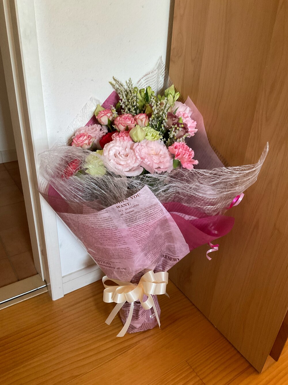 ブラック系のシャツ/ブラウス、グリーン系のその他パンツ、ブラック系のサンダルを着用したメンズの春コーディネートの3枚目の写真