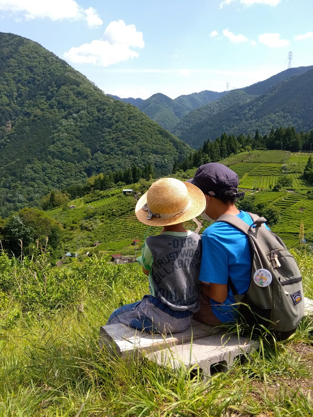 ホワイト系のTシャツ/カットソー、ブルー系のデニムパンツ、ブラック系のサンダルを着用したメンズの春コーディネートの3枚目の写真