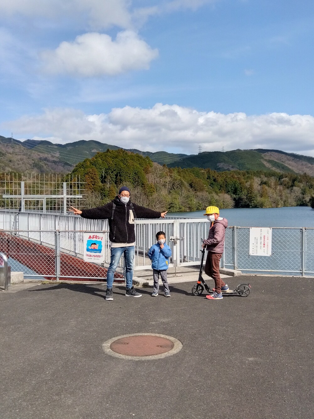 ブラック系のブルゾン、ブルー系のデニムパンツ、ブラック系のスニーカーを着用したメンズの春コーディネートの2枚目の写真