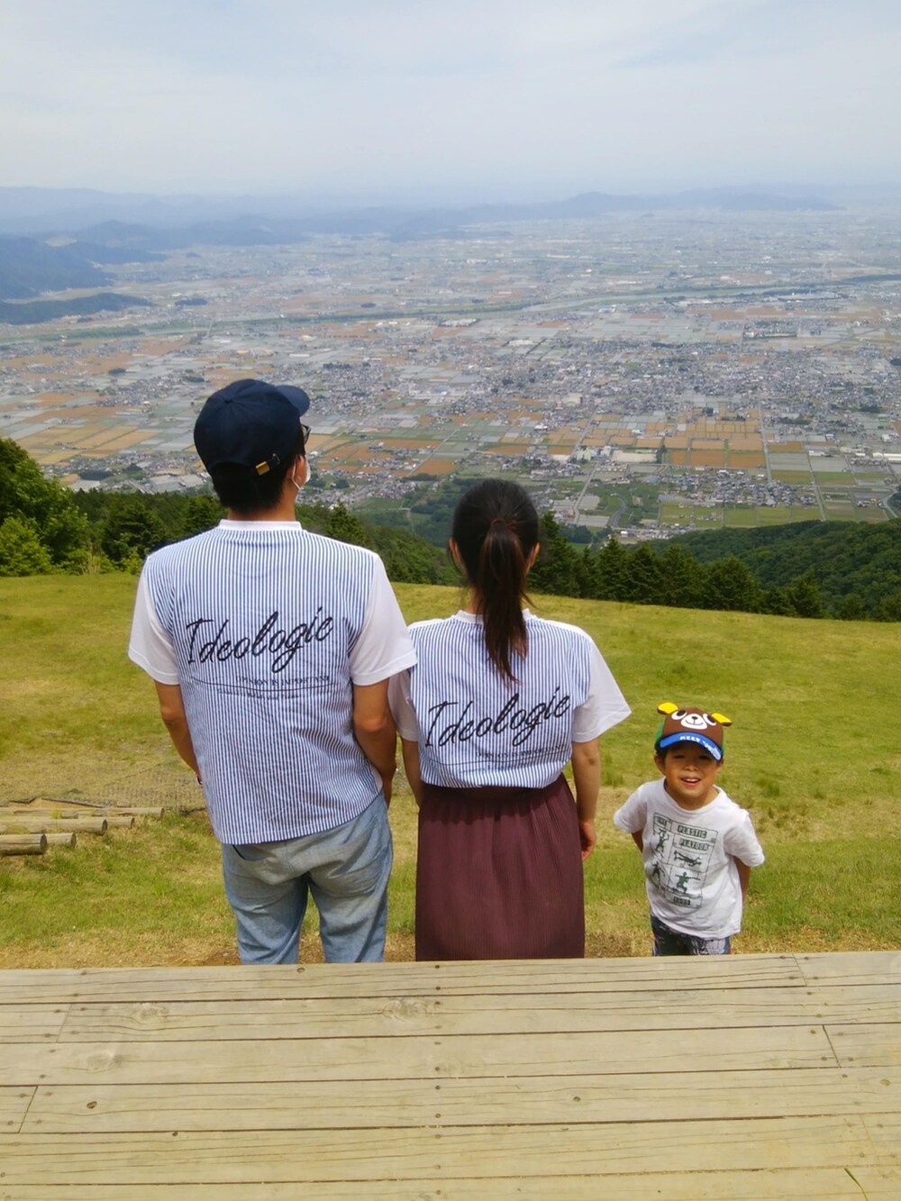 ホワイト系のTシャツ/カットソー、ホワイト系のTシャツ/カットソー、ブルー系のデニムパンツを着用したメンズの春コーディネートの5枚目の写真