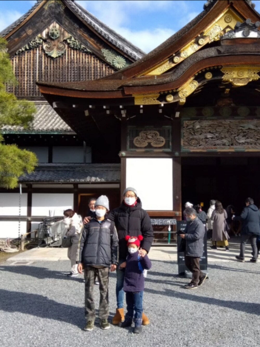 ブラック系のダウンジャケット/コート、ブラウン系のブーツ、ブルー系のデニムパンツを着用したメンズの冬コーディネートの2枚目の写真