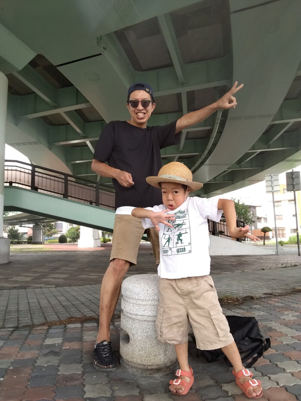 ブラック系のTシャツ/カットソー、ベージュ系のその他パンツ、ブラック系のサンダルを着用したメンズの夏コーディネートの3枚目の写真