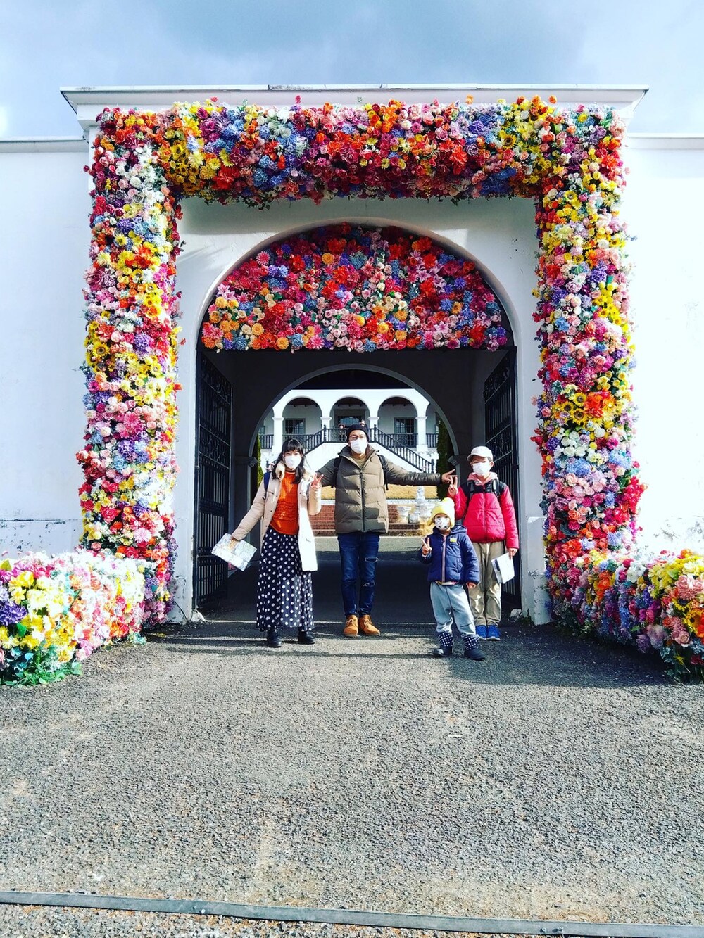 グリーン系のダウンジャケット/コート、ブルー系のデニムパンツ、ベージュ系のニット/セーターを着用したメンズの冬コーディネートの2枚目の写真