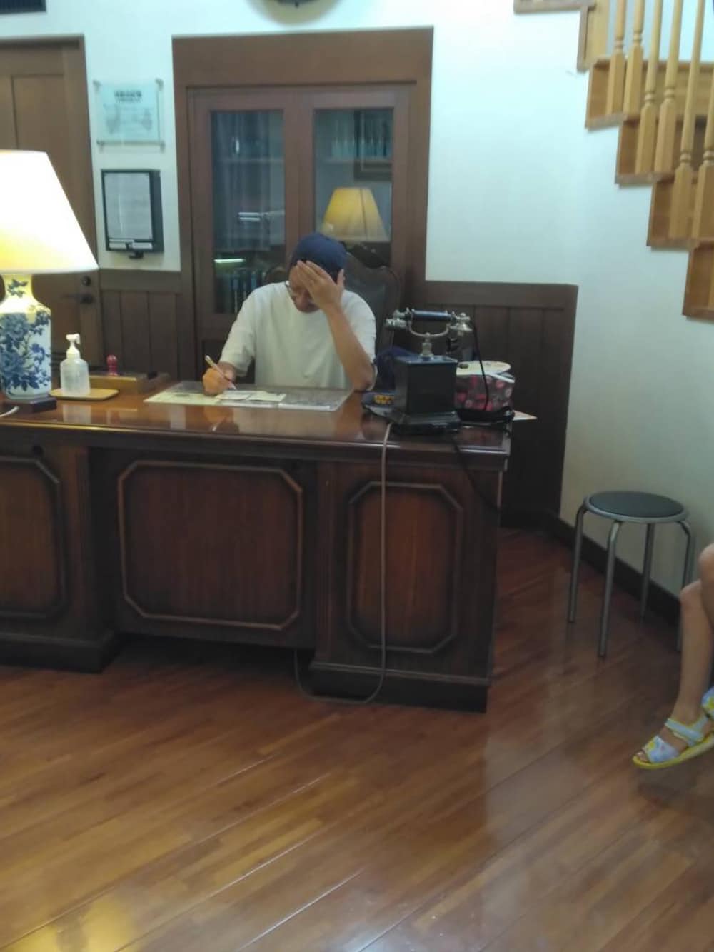 ブルー系のデニムパンツ、ブラック系のスニーカー、ホワイト系のTシャツ/カットソーを着用したメンズの秋コーディネートの3枚目の写真