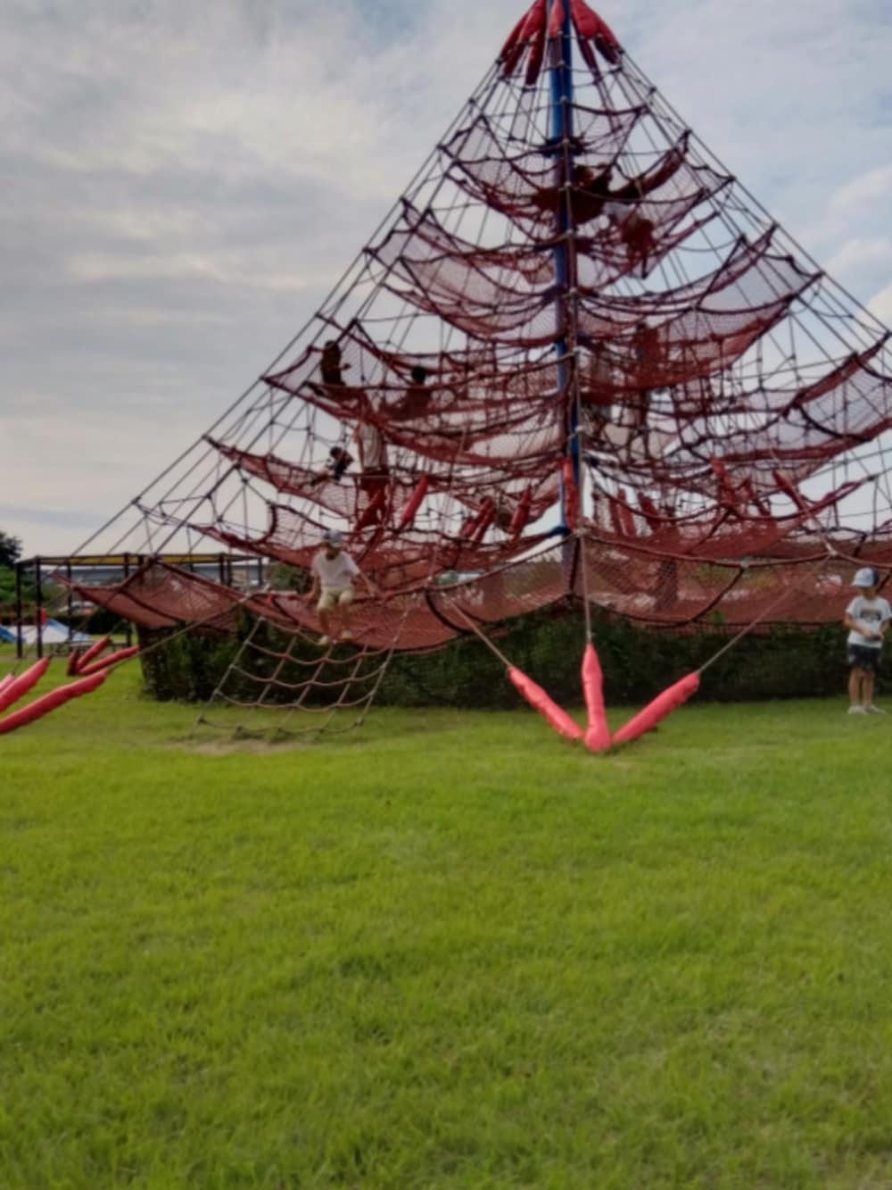 ブルー系のデニムパンツ、ベージュ系のスリッポンを着用したメンズの秋コーディネートの2枚目の写真