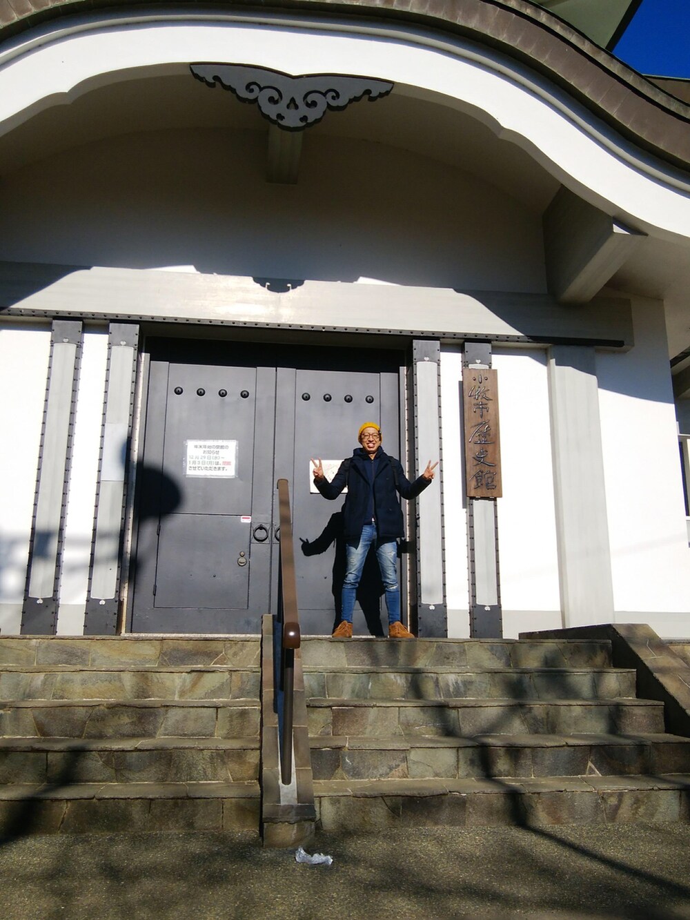 ブラック系のブルゾン、オレンジ系のニット/セーター、ブルー系のデニムパンツを着用したメンズの冬コーディネートの2枚目の写真