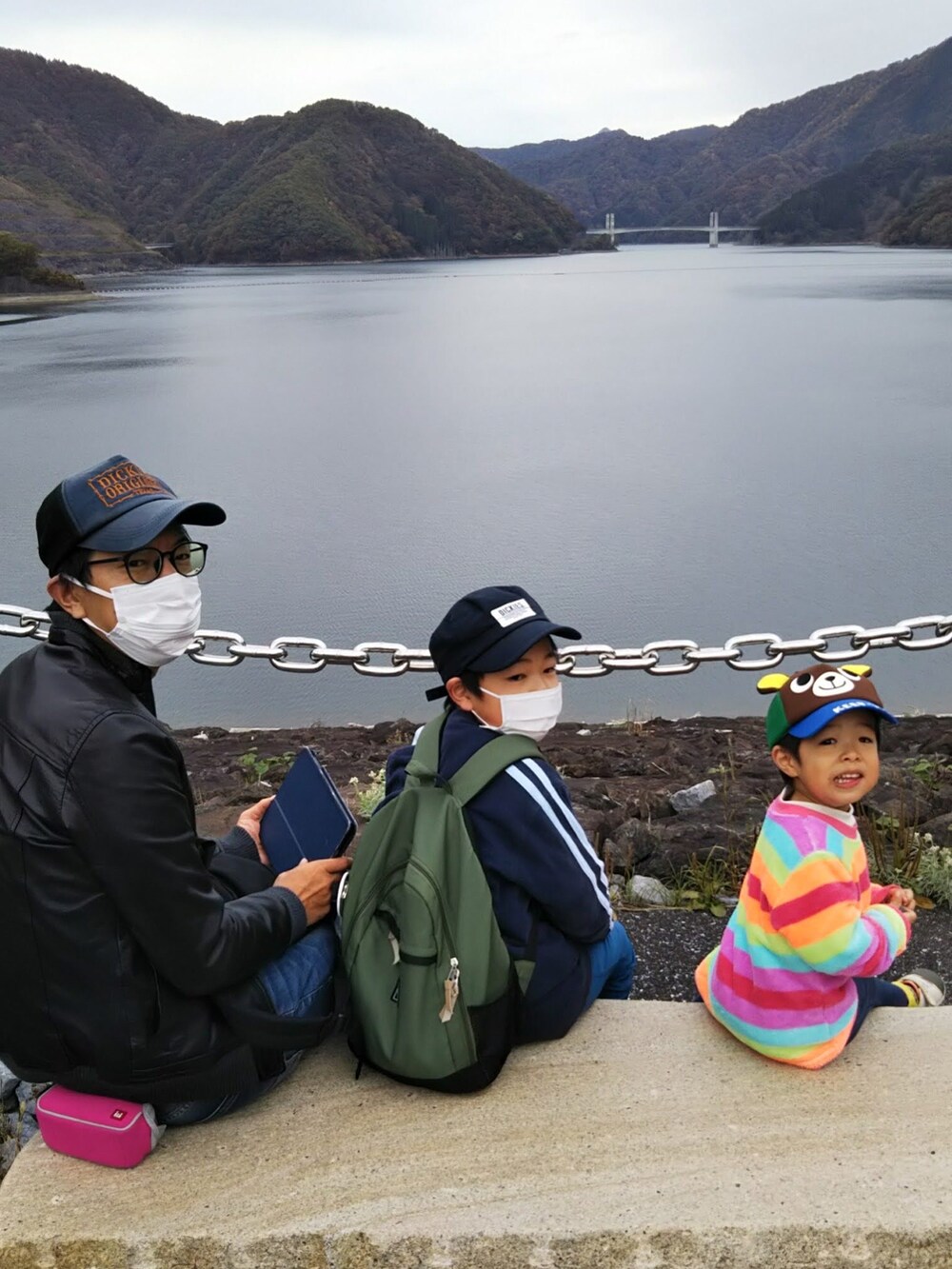 「スニーカー、ニット、デニム、ニット帽、デニムジャケット、ボア、オレンジ、休日スタイル、プチプラ、親子コーデ、オトナカジュアル、秋コーデ、おしゃれさんと繋がりたい、オレンジニット」｜「RATTLE TRAPの7G畦編みクルーネックニット（ニット/セーター、オレンジ系）」を使った、デニム大好きおじさん夏は白Ｔさん（メンズ・180cm）の秋コーディネートの4枚目の写真