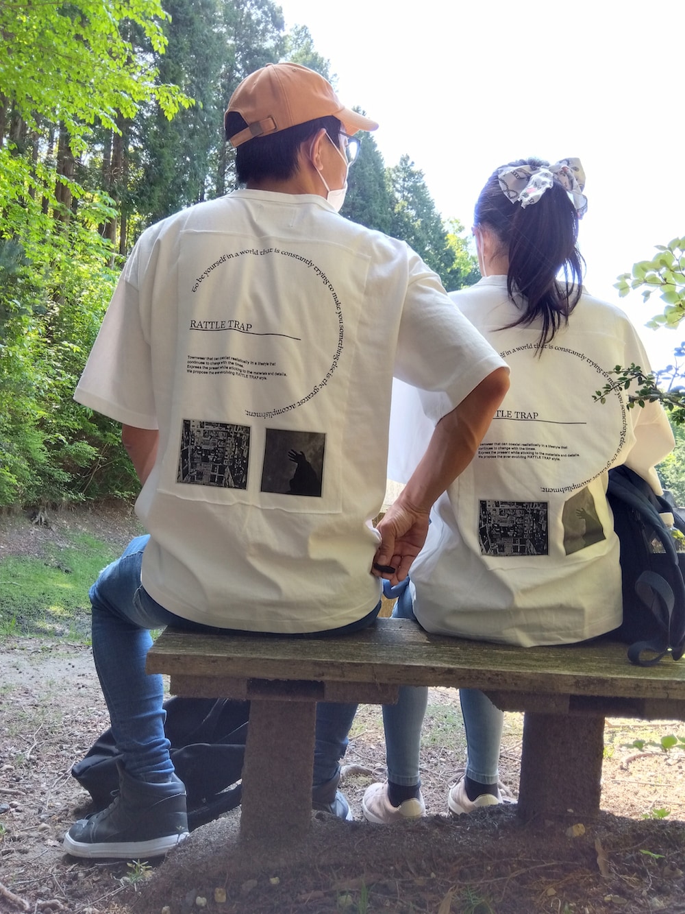 ホワイト系のTシャツ/カットソー、ホワイト系のTシャツ/カットソー、ブルー系のデニムパンツを着用したメンズの春コーディネートの2枚目の写真