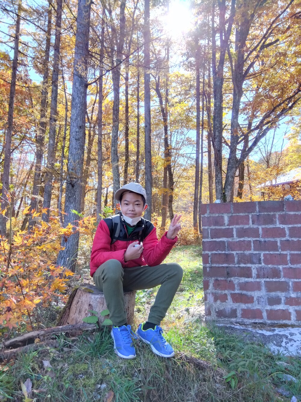 ブルー系のデニムパンツ、ブラック系のブルゾン、ホワイト系のTシャツ/カットソーを着用したメンズの秋コーディネートの3枚目の写真