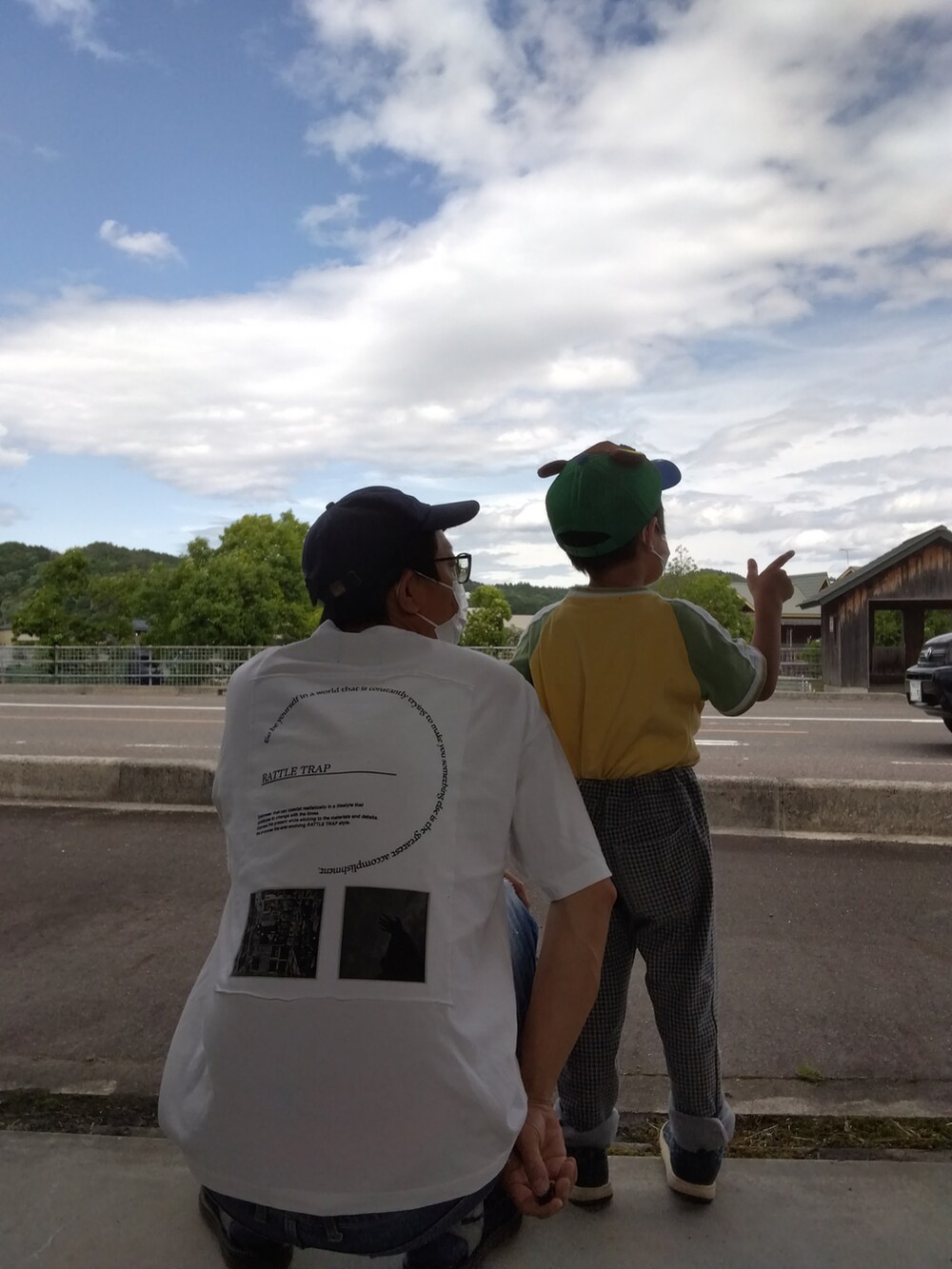 ブルー系のデニムパンツ、ブラック系のスニーカー、ホワイト系のTシャツ/カットソーを着用したメンズの春コーディネートの3枚目の写真