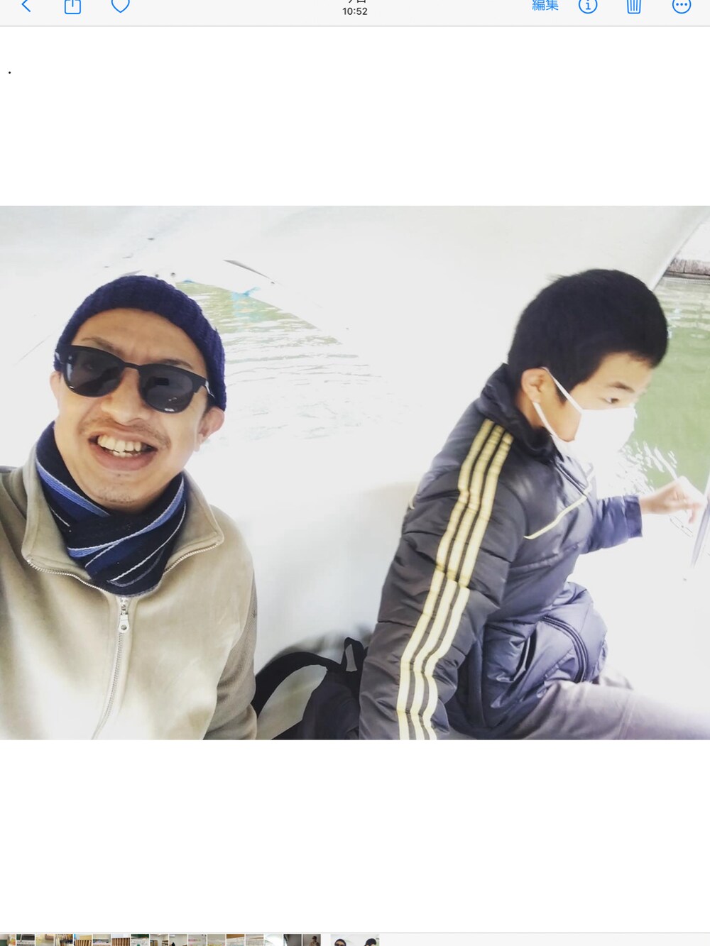 ベージュ系のブルゾン、ベージュ系のニット/セーター、ブルー系のデニムパンツを着用したメンズの冬コーディネートの2枚目の写真