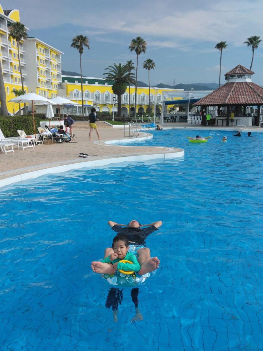 ピンク系のTシャツ/カットソー、ベージュ系のその他パンツ、ブラウン系のサングラスを着用したメンズの夏コーディネートの2枚目の写真