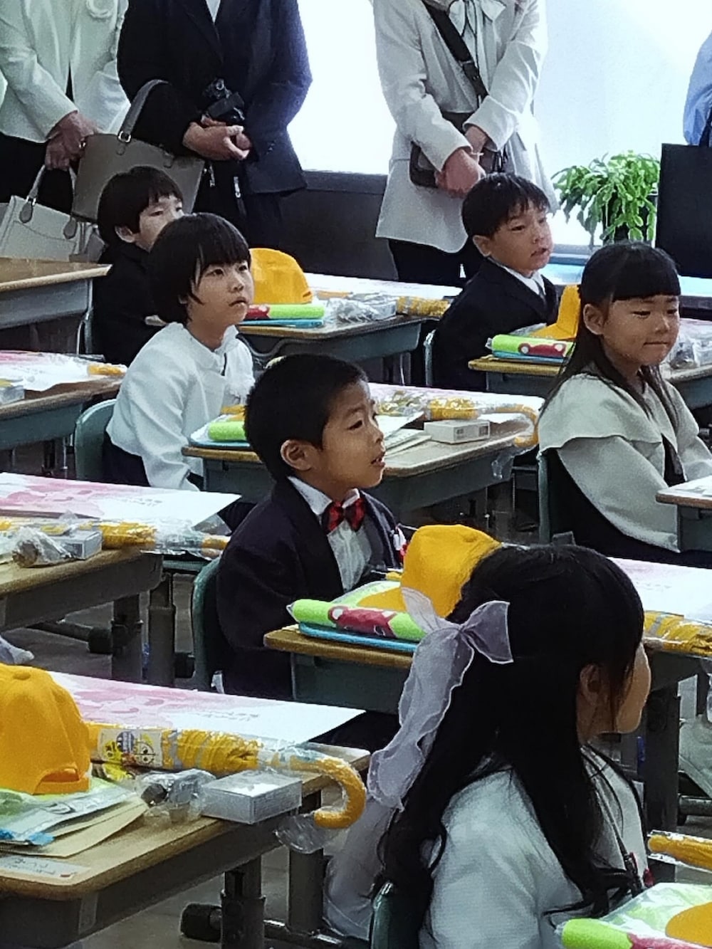 ブルー系のスーツジャケット、ブルー系のスーツパンツ、ブラック系のドレスシューズを着用したメンズの春コーディネートの3枚目の写真