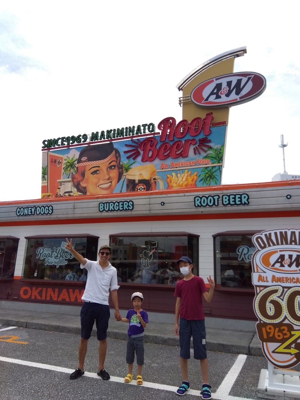 ホワイト系のシャツ/ブラウス、ブルー系のその他パンツ、ブラック系のサンダルを着用したメンズの秋コーディネートの2枚目の写真