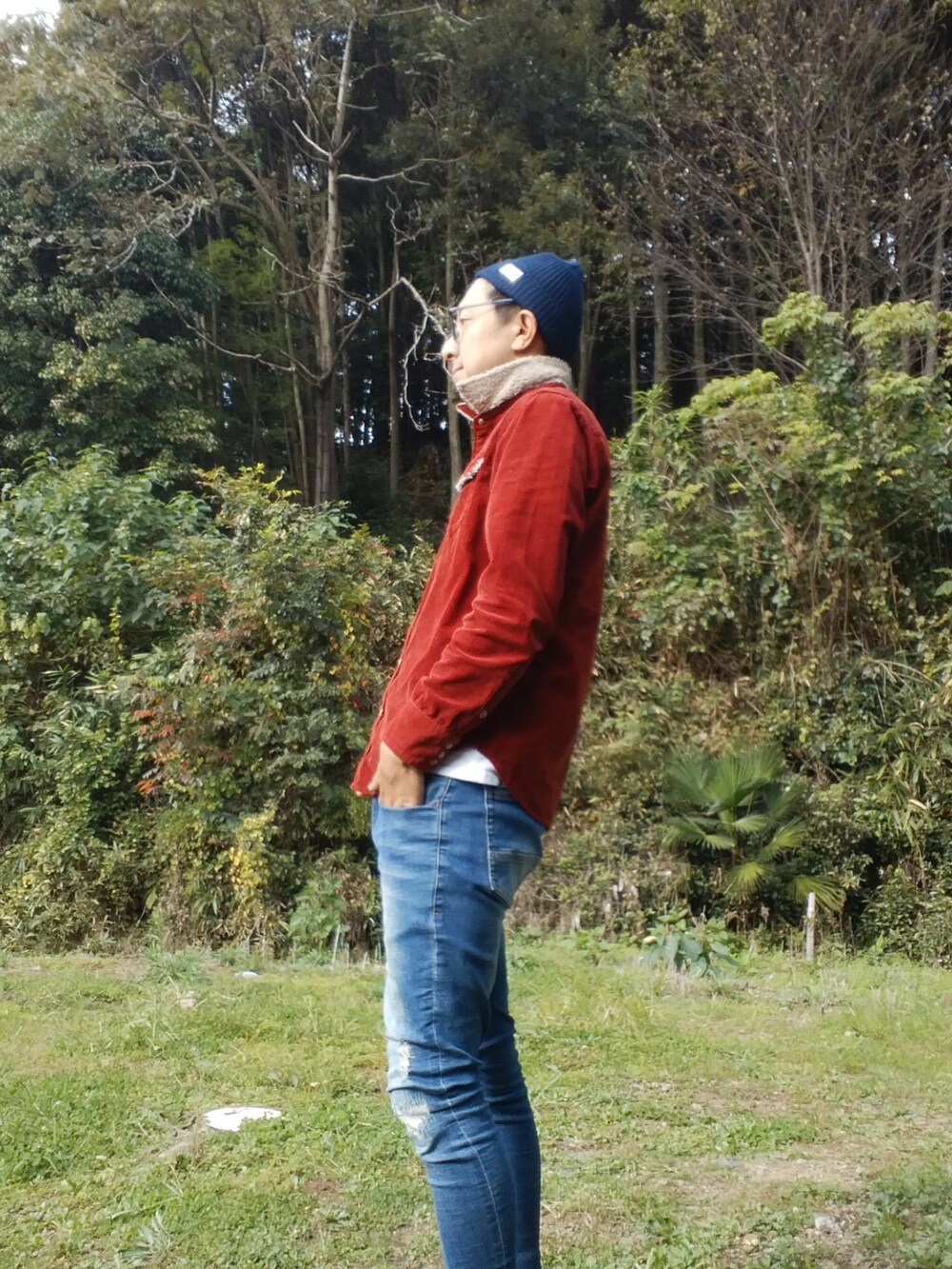 ブラウン系のシャツ/ブラウス、ブルー系のデニムパンツ、ブラック系のスニーカーを着用したメンズの秋コーディネートの2枚目の写真