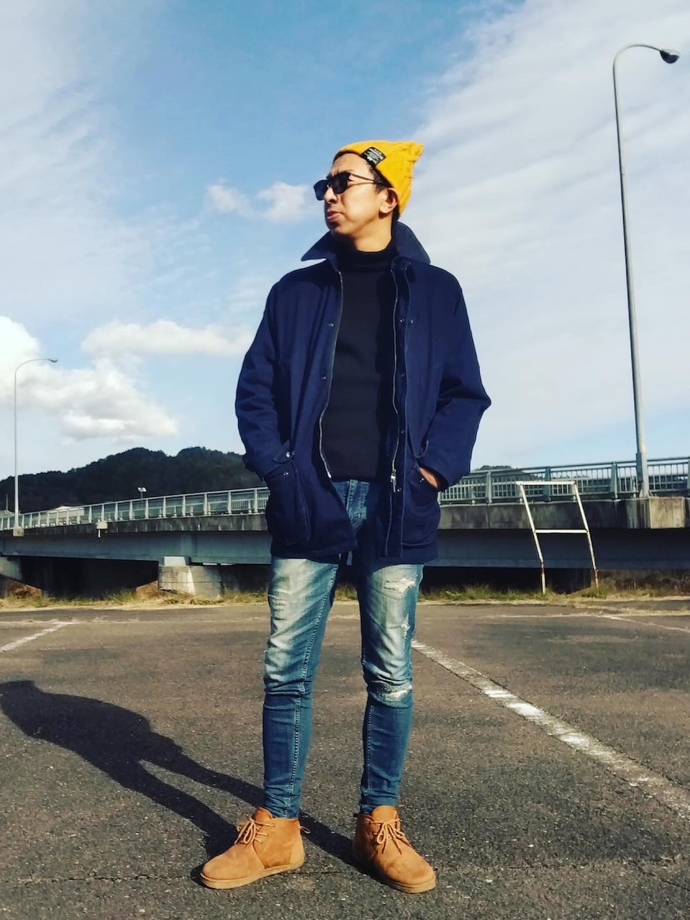 ブルー系のデニムパンツ、ブラウン系のブーツ、ブルー系のデニムジャケットを着用したメンズの冬コーディネートの2枚目の写真