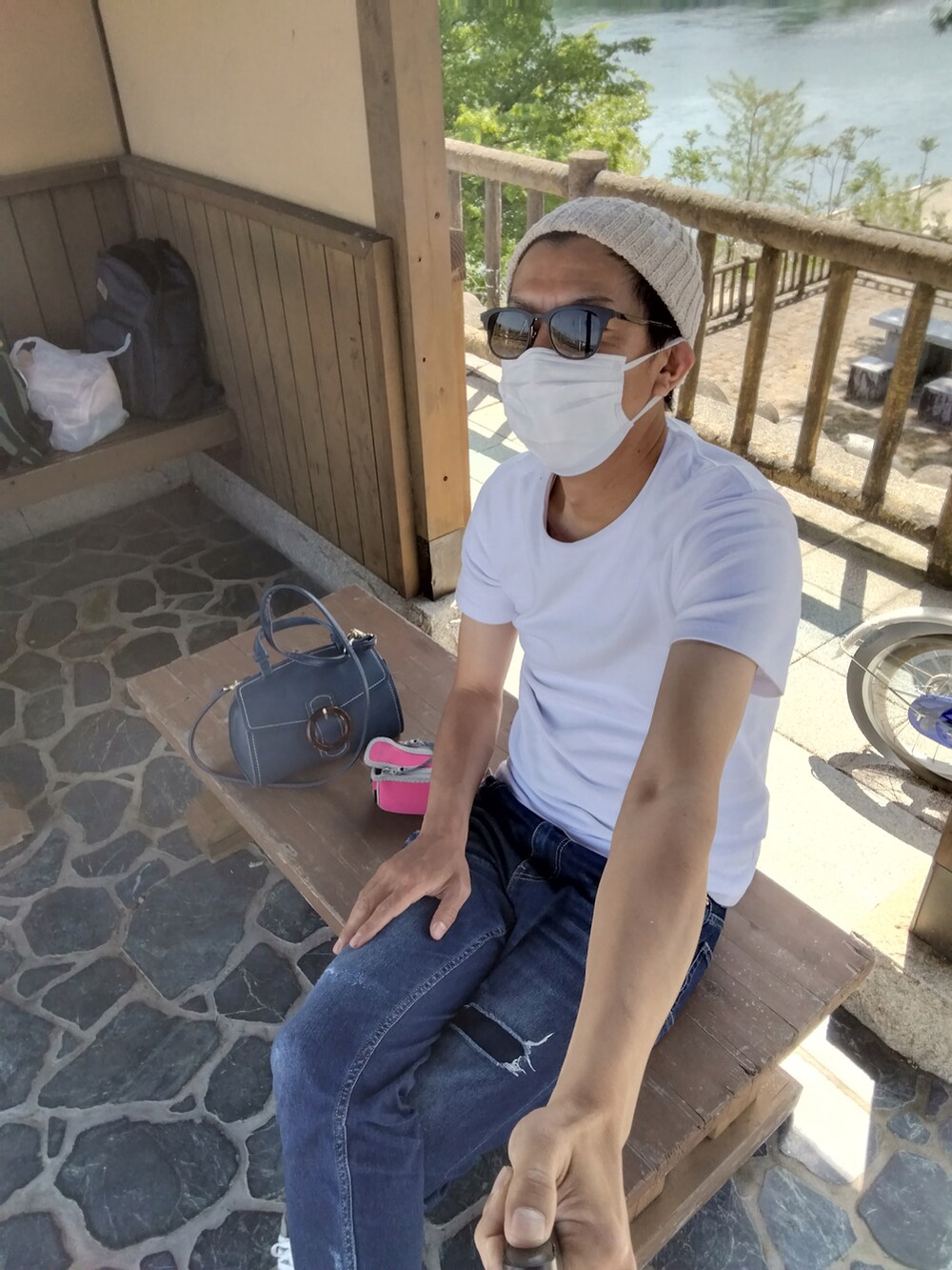 ホワイト系のTシャツ/カットソー、ブルー系のデニムパンツ、グレー系のスニーカーを着用したメンズの春コーディネートの2枚目の写真