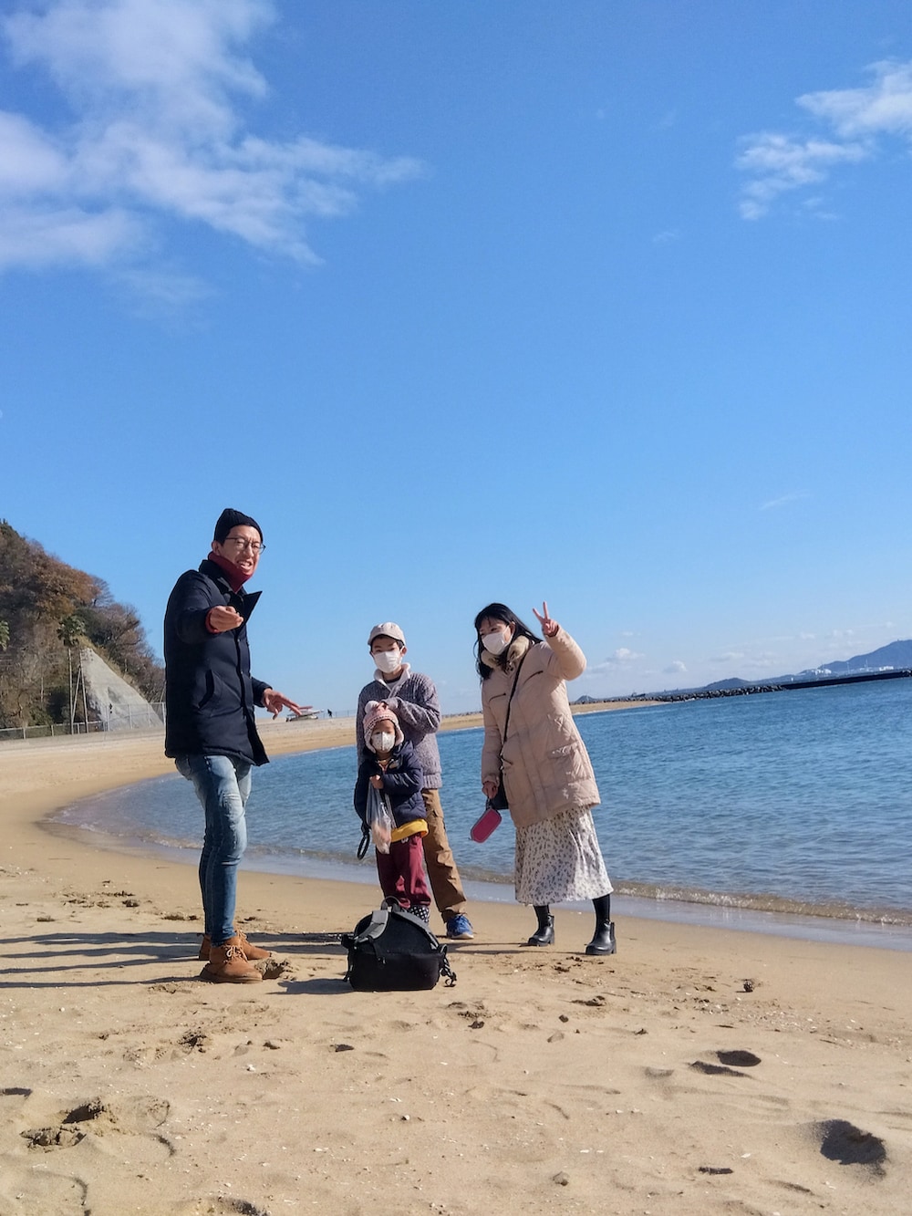 ブルー系のダウンジャケット/コート、ブルー系のデニムパンツ、ブラウン系のブーツを着用したメンズの冬コーディネートの2枚目の写真