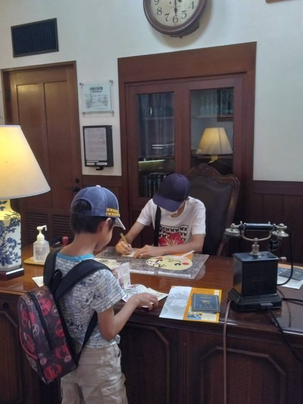 ブルー系のデニムパンツ、ブラック系のスニーカー、ホワイト系のTシャツ/カットソーを着用したメンズの秋コーディネートの2枚目の写真