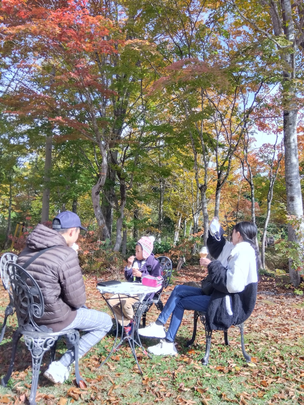 ブラック系のブルゾン、ブルー系のデニムパンツ、ベージュ系のスリッポンを着用したメンズの秋コーディネートの2枚目の写真