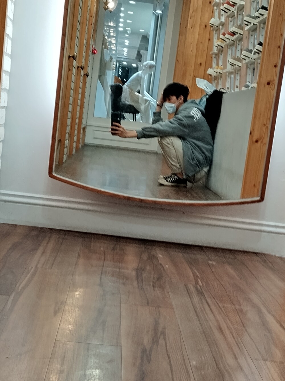 ベージュ系のその他パンツ、ホワイト系のトップス、グレー系のジャケット/アウターを着用したメンズの春コーディネートの2枚目の写真