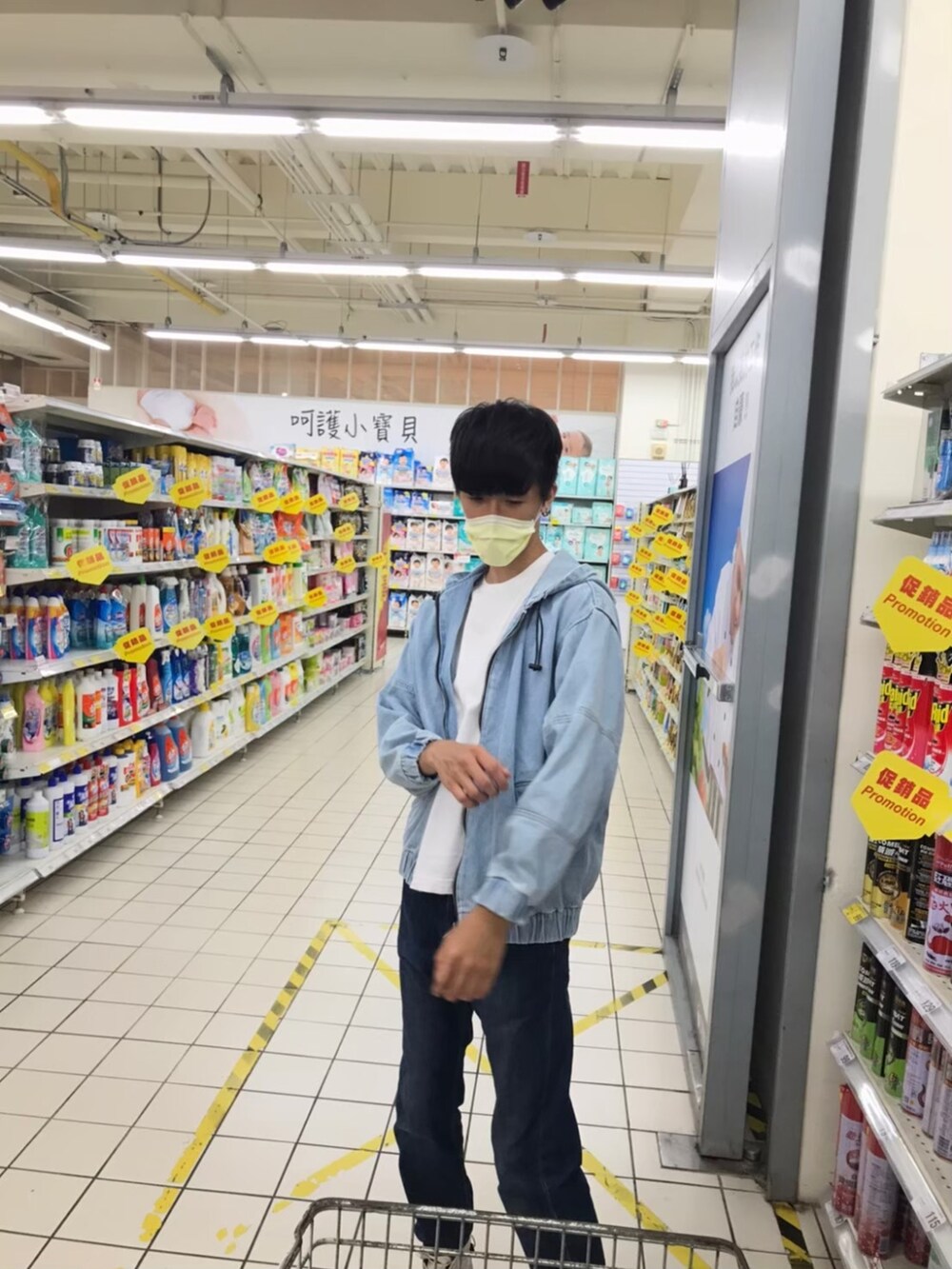 ブルー系のデニムジャケット、ブルー系のデニムパンツ、ホワイト系のブーツを着用したメンズの秋コーディネートの2枚目の写真