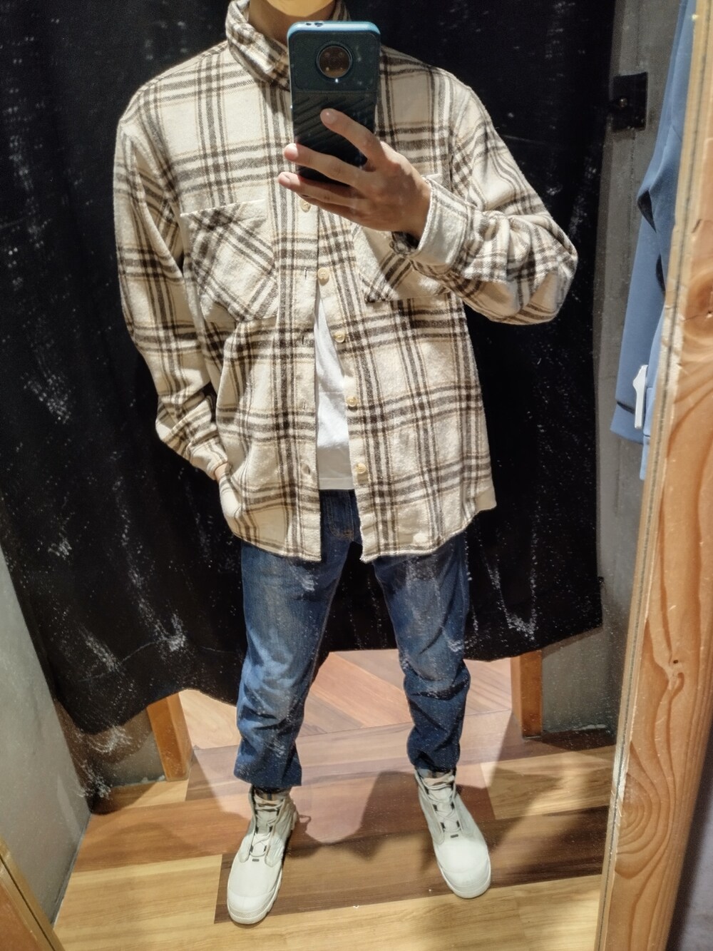 ベージュ系のジャケット/アウター、ホワイト系のTシャツ/カットソー、ブルー系のデニムパンツを着用したメンズの秋コーディネートの2枚目の写真