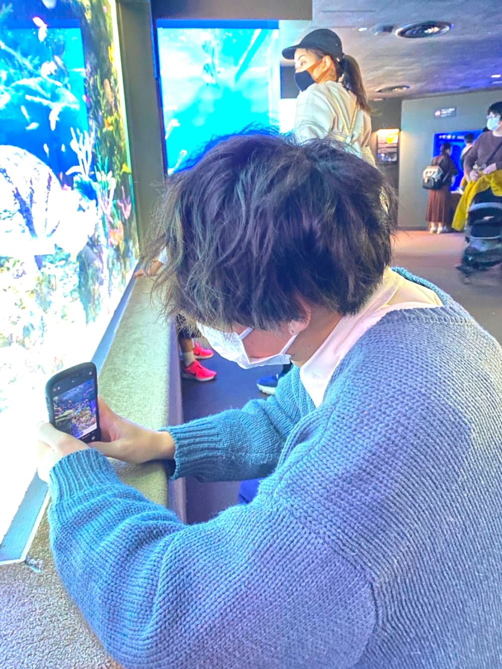「シンプルコーデ、水族館、秋のコーデ、休日スタイル、ビッグシルエット、巾着バッグ、くすみカラー、カーティガン、シャツスタイル、白シャツ、大学生、スラックス」｜「RAGEBLUEの巾着ショルダーバッグ/884112（ショルダーバッグ、ベージュ系）」を使った、kurokichi0816さん（メンズ・175cm）の秋コーディネートの2枚目の写真