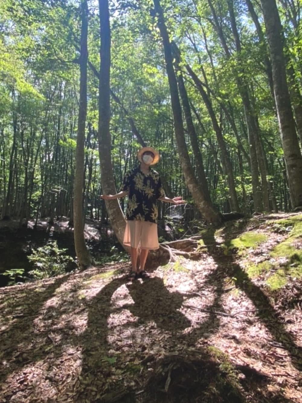 「真夏のアクティブスタイル、美人林、夏、ブラック、アロハシャツ、モノトーン、麦わら帽子、サンダル、レザーサンダル、ハーフパンツ、ショートパンツ、柄シャツ、古着、大学生、プチプラ」｜「EMMA CLOTHESの【3点セットアップ】ブライトポプリン リラックス オーバーサイズ 鬼ステッチビッグWポケットレギュラーカラーCPOシャツ＆テーパード2タックワイドパンツ＆2タックワイドショーツ ワンマイルウェア（セットアップ、ホワイト系）」を使った、kurokichi0816さん（メンズ・175cm）の夏コーディネートの3枚目の写真