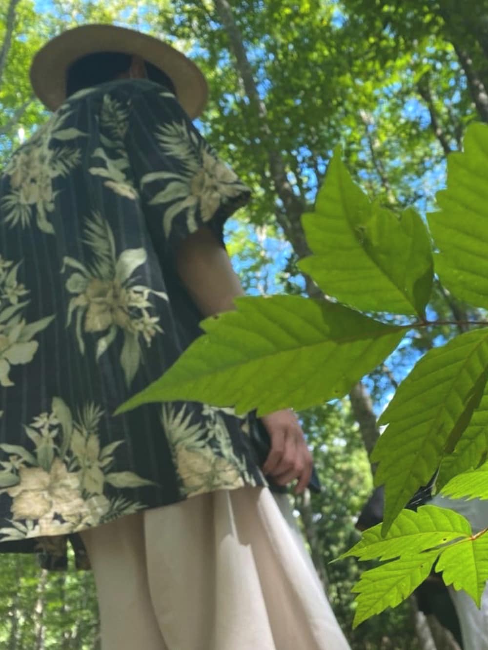 「真夏のアクティブスタイル、美人林、夏、ブラック、アロハシャツ、モノトーン、麦わら帽子、サンダル、レザーサンダル、ハーフパンツ、ショートパンツ、柄シャツ、古着、大学生、プチプラ」｜「EMMA CLOTHESの【3点セットアップ】ブライトポプリン リラックス オーバーサイズ 鬼ステッチビッグWポケットレギュラーカラーCPOシャツ＆テーパード2タックワイドパンツ＆2タックワイドショーツ ワンマイルウェア（セットアップ、ホワイト系）」を使った、kurokichi0816さん（メンズ・175cm）の夏コーディネートの2枚目の写真