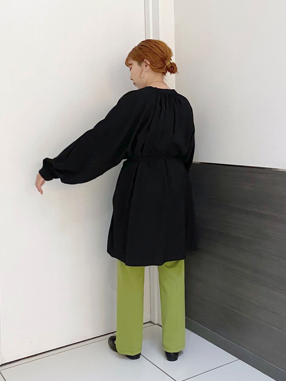 ブラック系のバレエシューズ、ブラウン系のボストンバッグ、グリーン系のその他パンツを着用したレディースの春コーディネートの2枚目の写真