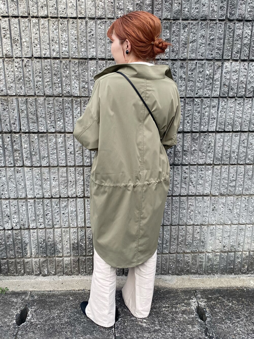 「モッズコート、ミリタリー、春コーデ、春服みてみて、春服、大人カジュアル、大人女子、カジュアル、デニムコーデ、デニム、ショルダーバッグ、休日コーデ、ローリーズファーム(LOWRYS FARM)、ローリーズファーム公認インフルエンサー」｜「LOWRYS FARMのサイフＳＥＴミニショルダー　261373（ショルダーバッグ、ブラック系）」を使った、hitomiさん（レディース・155cm）の春コーディネートの2枚目の写真