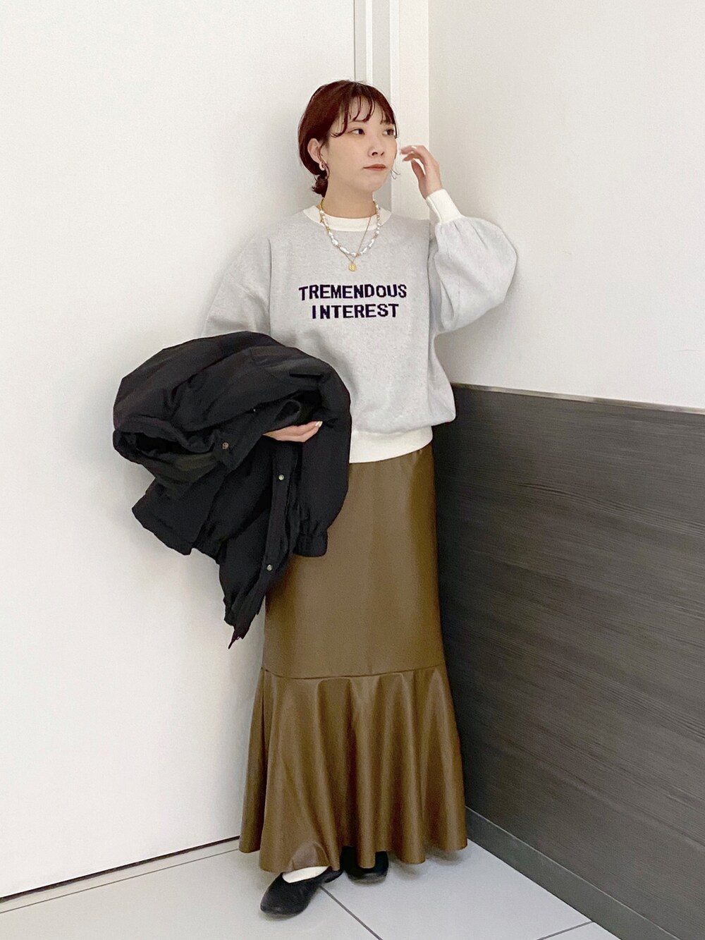 「大人カジュアル、シンプルコーデ、春コーデ、着回しコーデ、春カラー、低身長、ロングスカート、マーメイドスカート、レザースカート、ボリューム袖、オーバーサイズ、ローリーズファーム(LOWRYS FARM)、ローリーズファーム公認インフルエンサー」｜「LOWRYS FARMの感動フィットシューズ　930503（バレエシューズ、ブラック系）」を使った、hitomiさん（レディース・155cm）の冬コーディネートの2枚目の写真